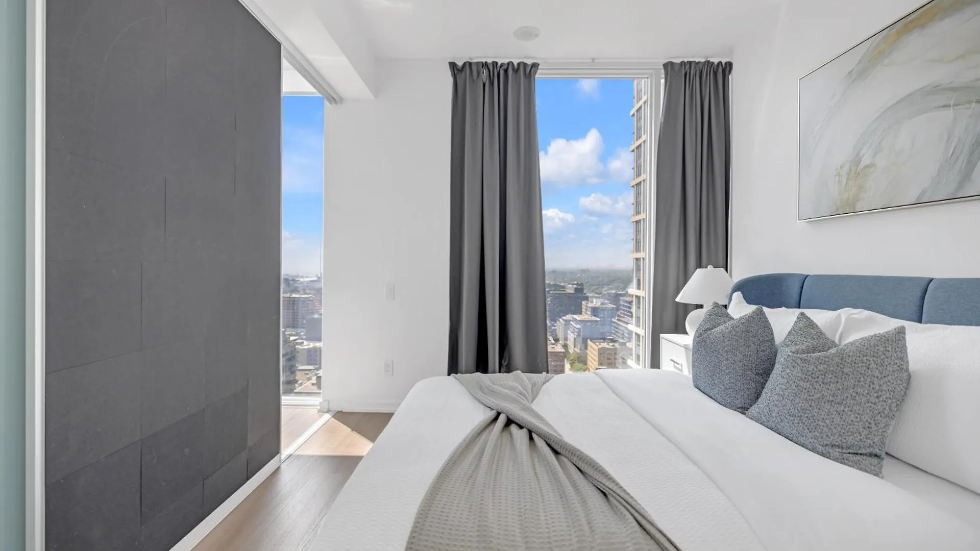 Sunlit Corner Suite Top Location Free Parking Toronto Canada