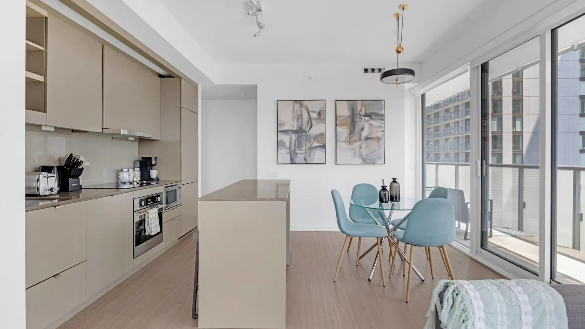 Sunlit Corner Suite Top Location Free Parking Toronto 0*,
