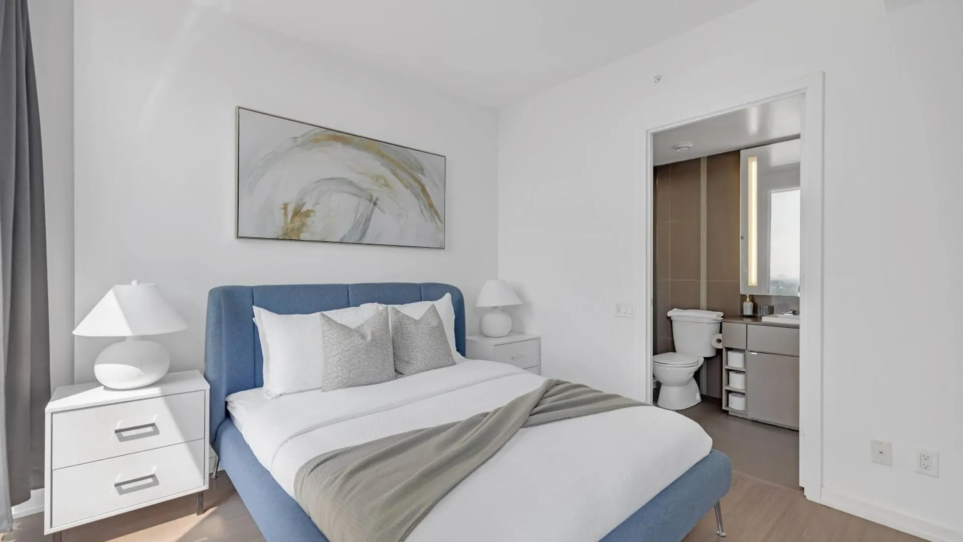 Sunlit Corner Suite Top Location Free Parking Toronto