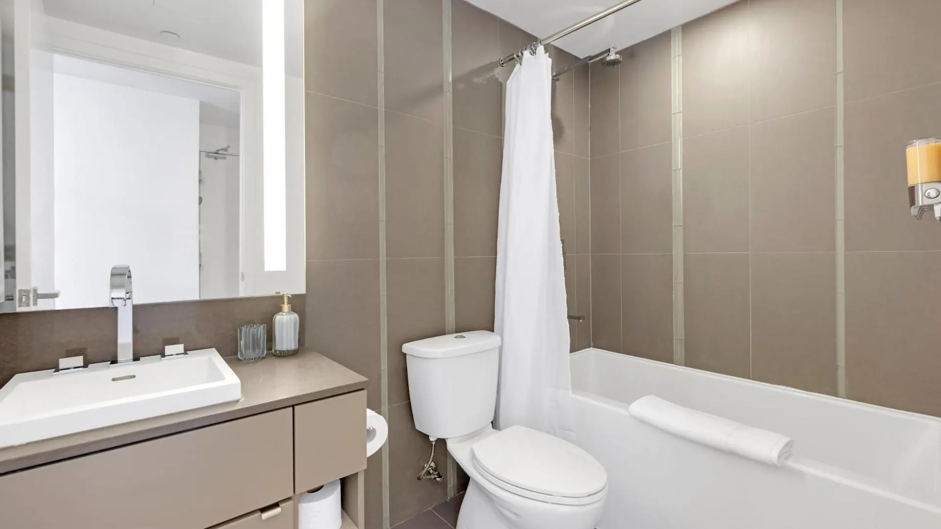 Sunlit Corner Suite Top Location Free Parking Toronto 0*,  Canada
