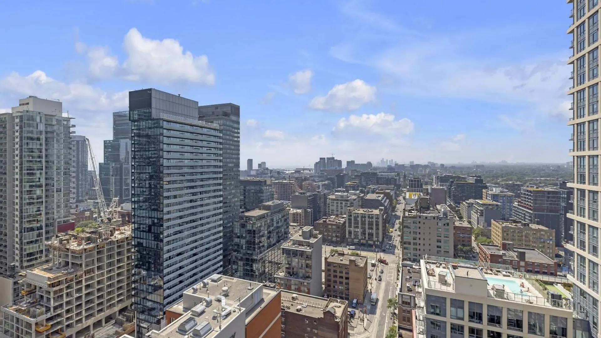 Apartment Sunlit Corner Suite Top Location Free Parking Toronto Canada