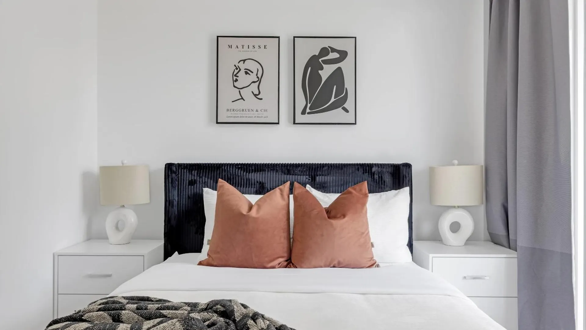 Sunlit Corner Suite Top Location Free Parking Toronto