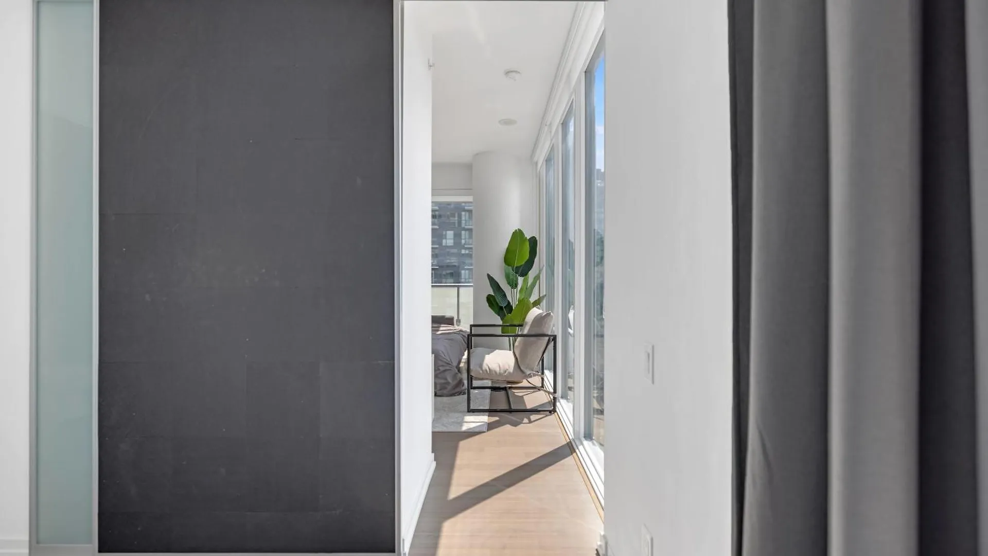 Apartment Sunlit Corner Suite Top Location Free Parking Toronto