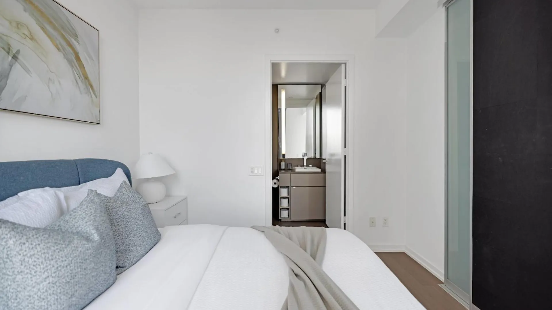 Apartment Sunlit Corner Suite Top Location Free Parking Toronto