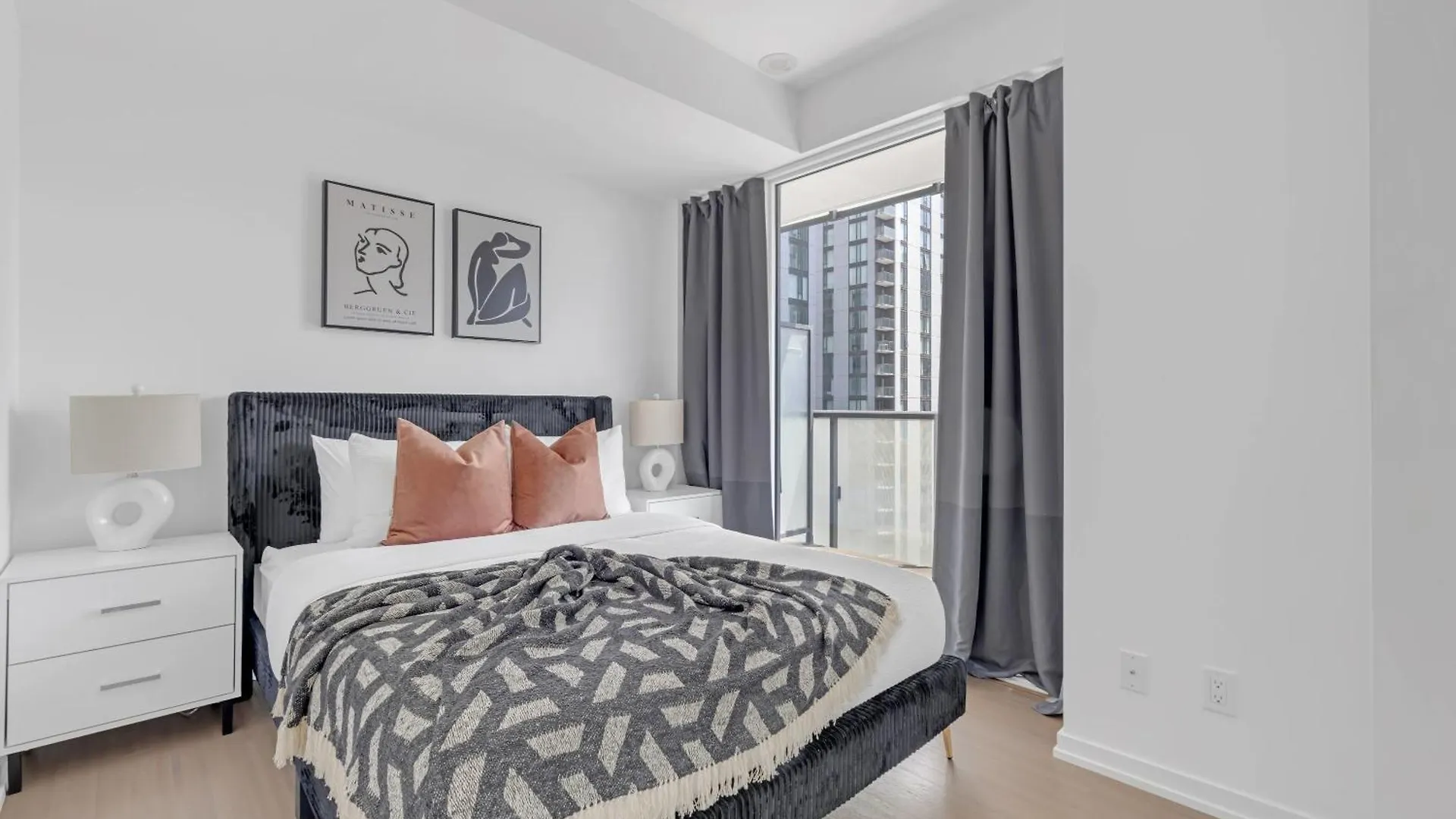 Sunlit Corner Suite Top Location Free Parking Toronto Canada
