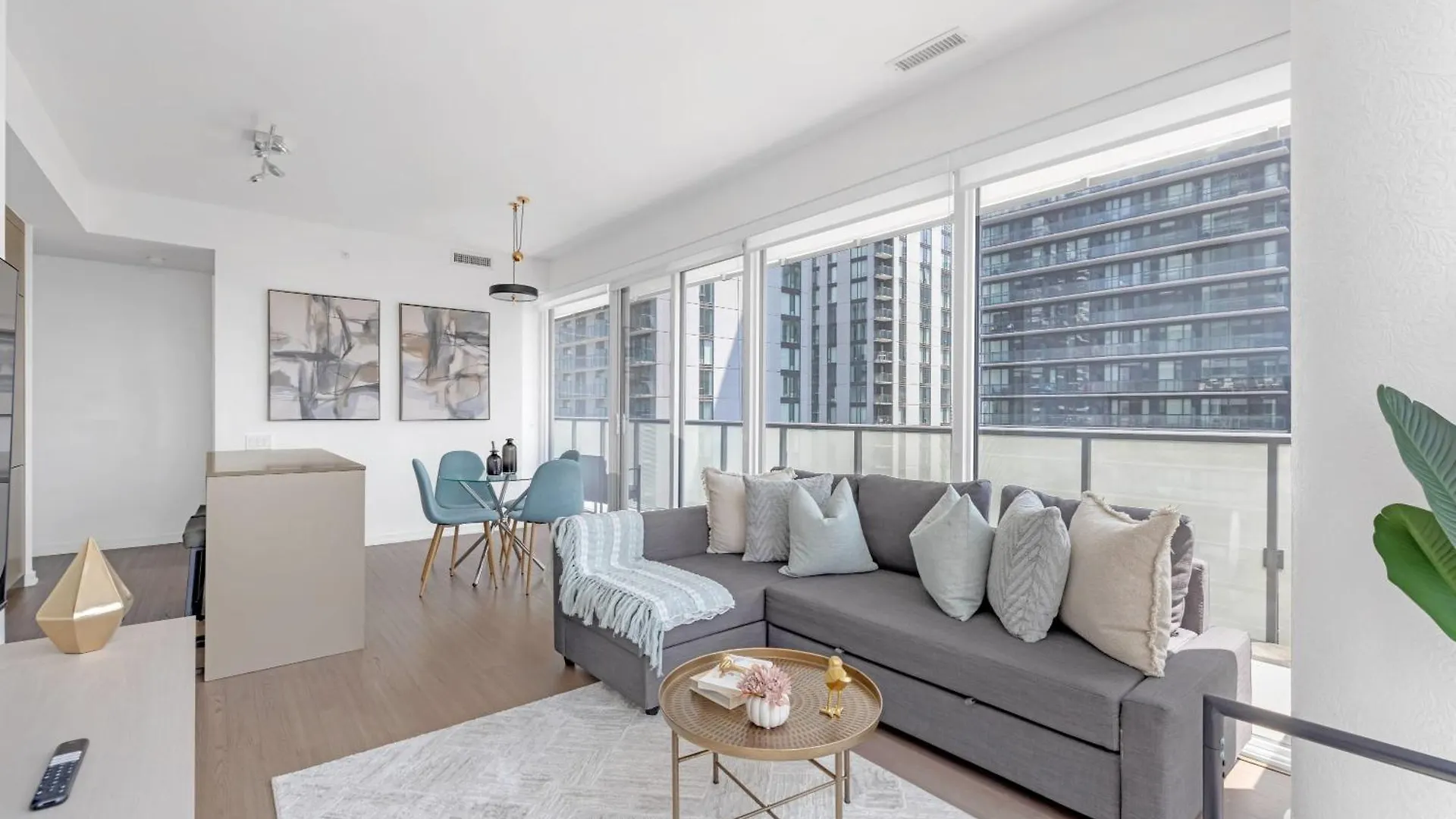 Sunlit Corner Suite Top Location Free Parking Toronto