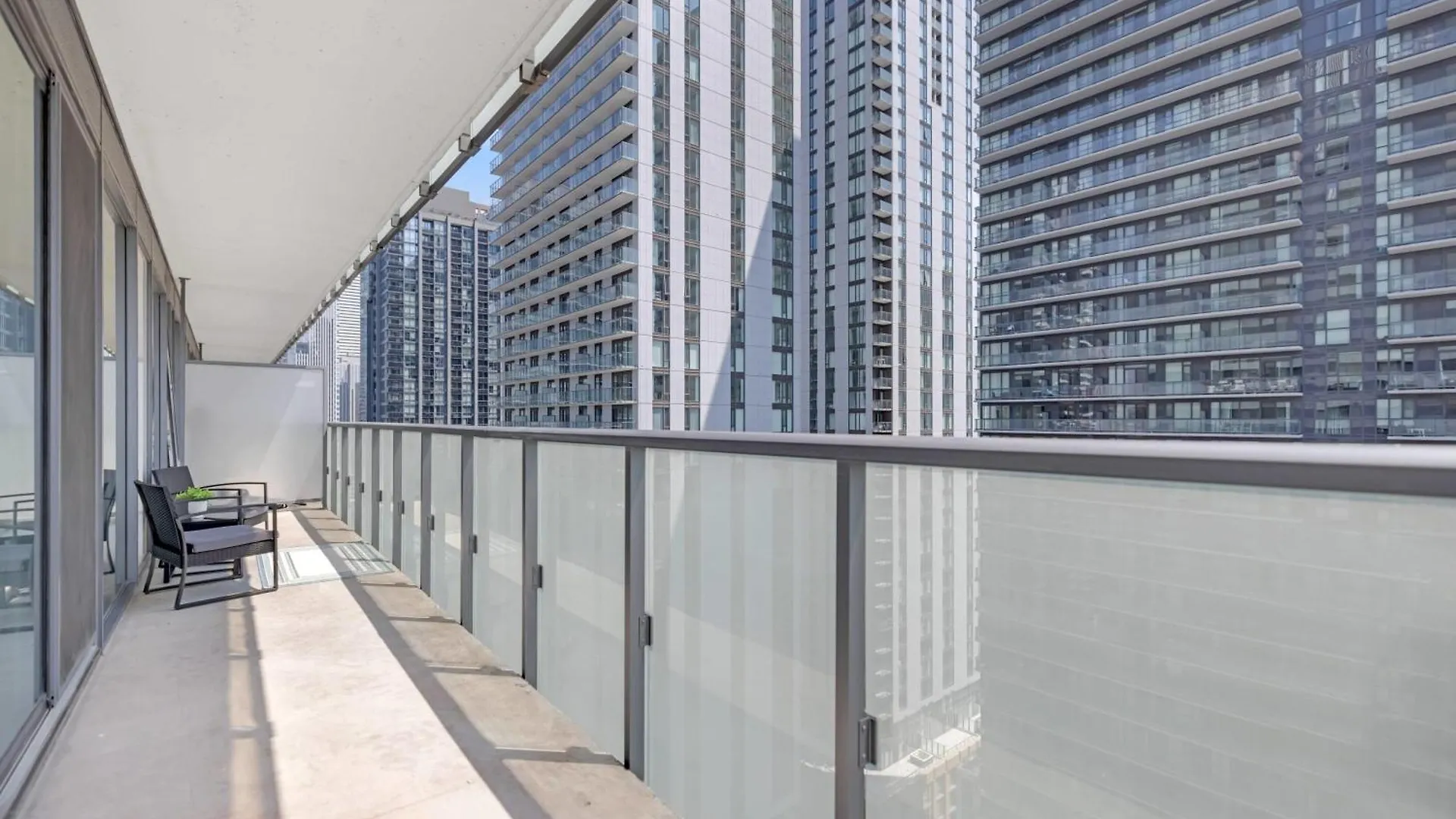 Apartment Sunlit Corner Suite Top Location Free Parking Toronto