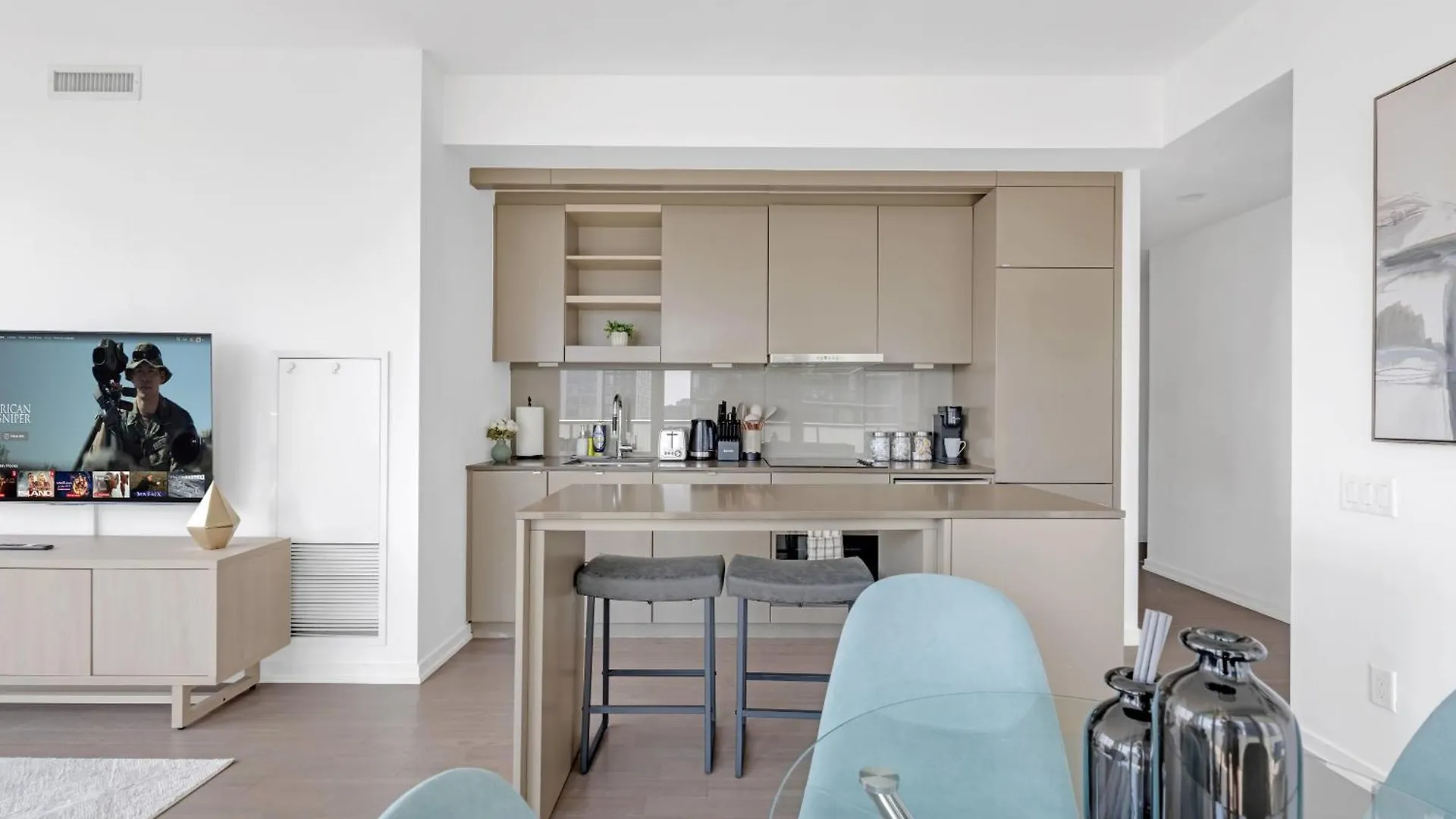 Apartment Sunlit Corner Suite Top Location Free Parking Toronto Canada