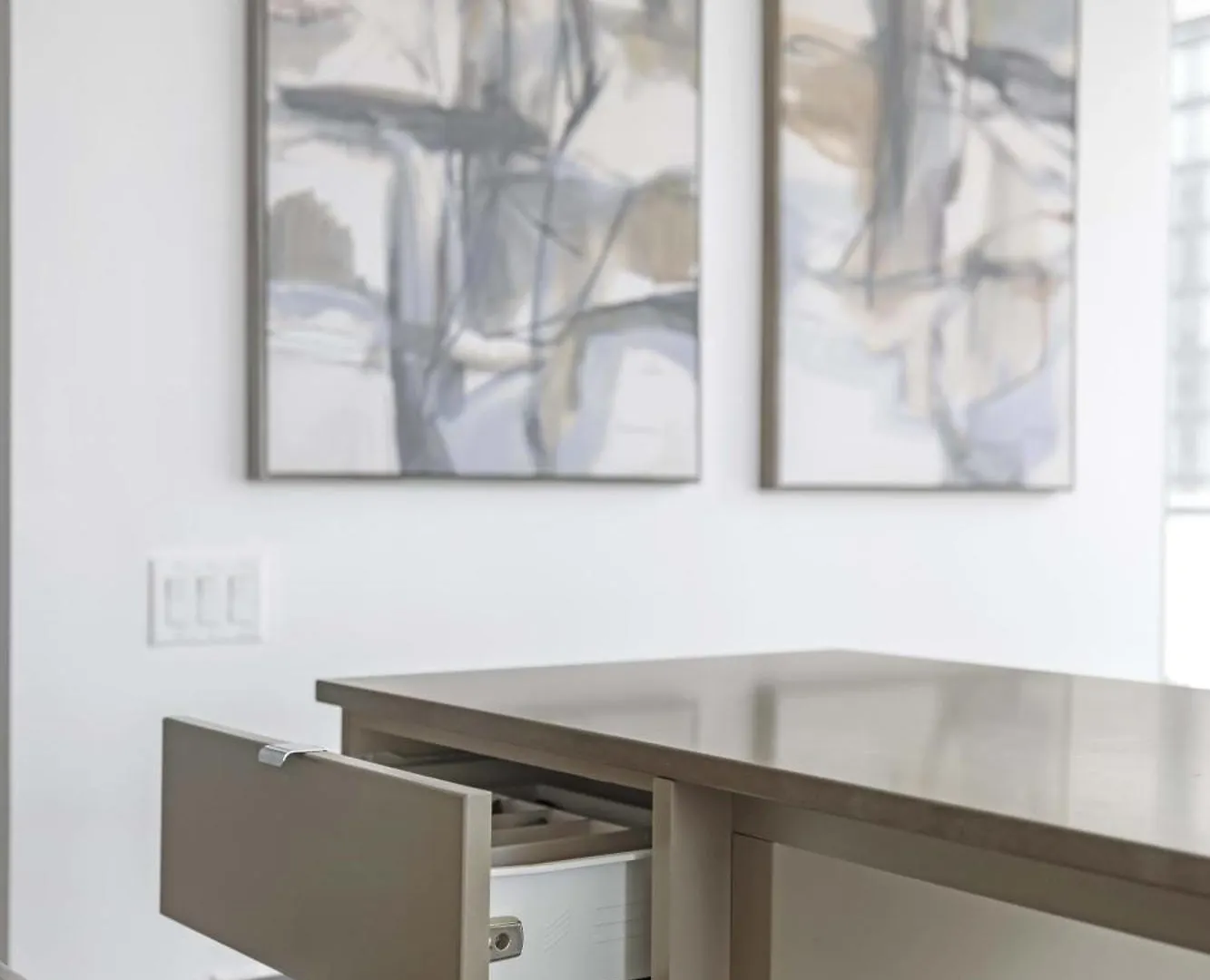 Sunlit Corner Suite Top Location Free Parking Toronto Apartment