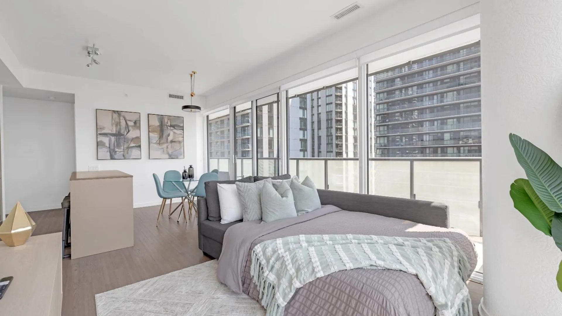 Apartment Sunlit Corner Suite Top Location Free Parking Toronto Canada