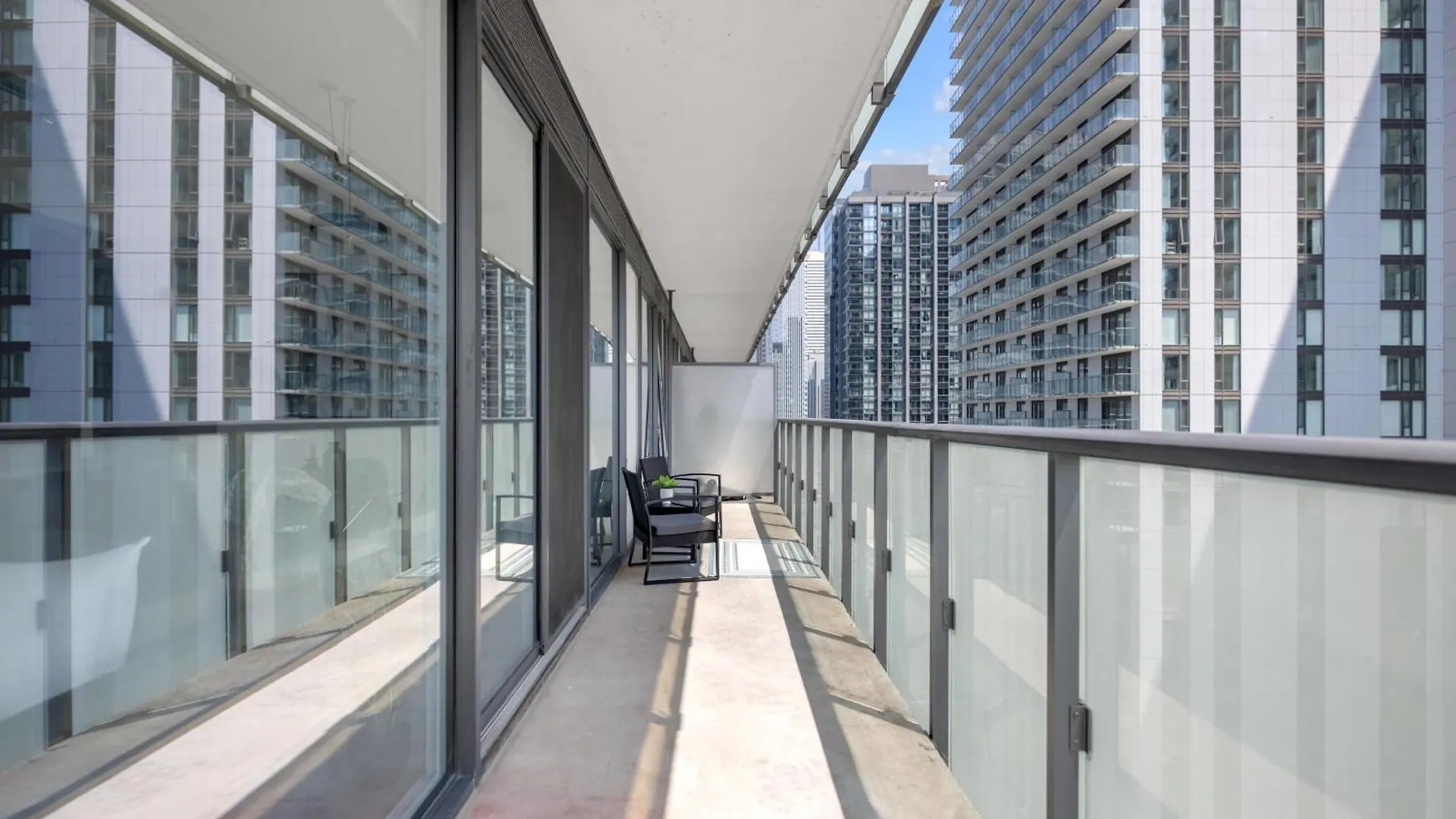 Sunlit Corner Suite Top Location Free Parking Toronto Apartment