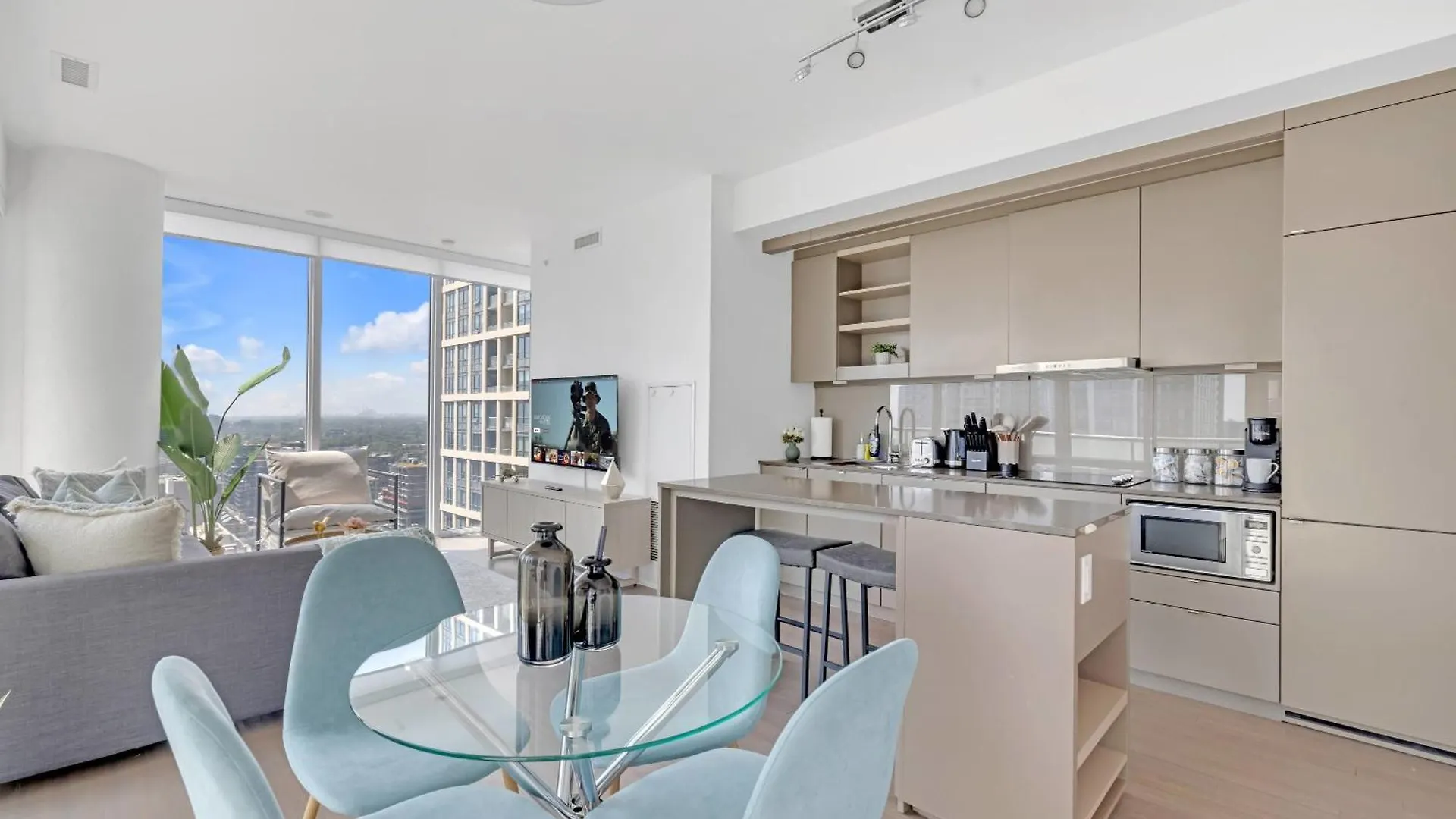 Sunlit Corner Suite Top Location Free Parking Toronto