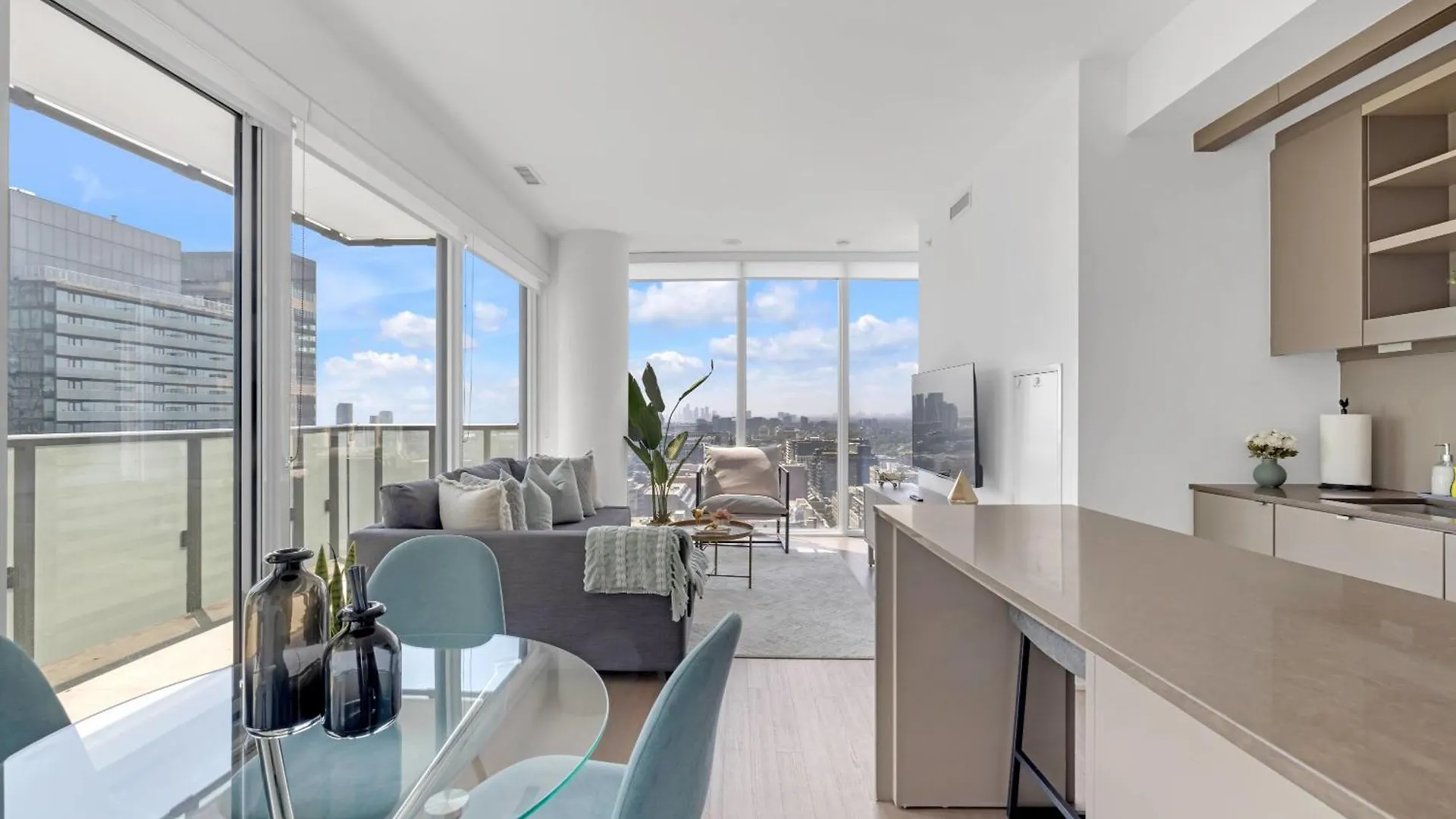 Sunlit Corner Suite Top Location Free Parking Торонто Апартаменты