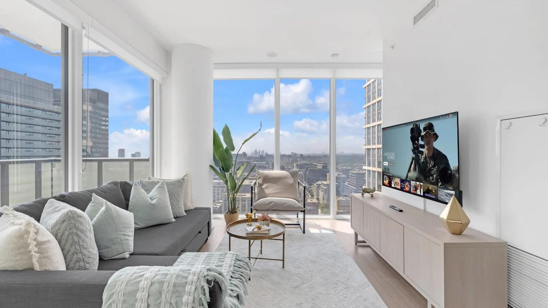 Sunlit Corner Suite Top Location Free Parking Торонто