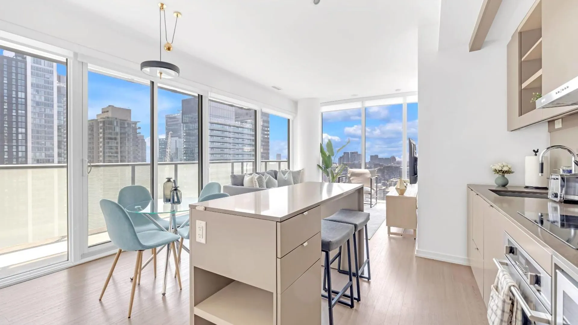 Апартаменты Sunlit Corner Suite Top Location Free Parking Торонто