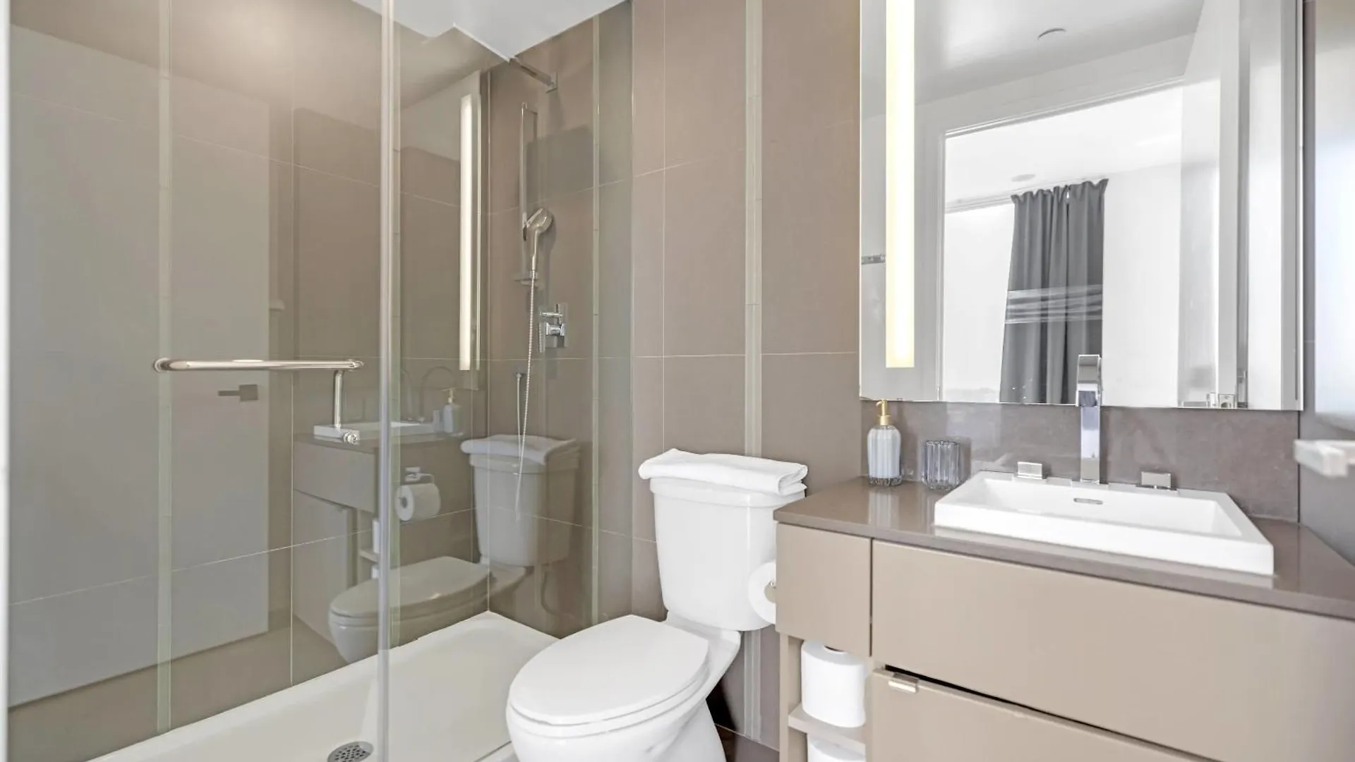Апартаменты Sunlit Corner Suite Top Location Free Parking Торонто