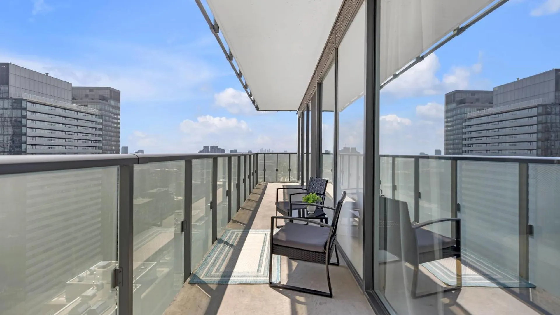 Sunlit Corner Suite Top Location Free Parking Торонто 0*,  Канада
