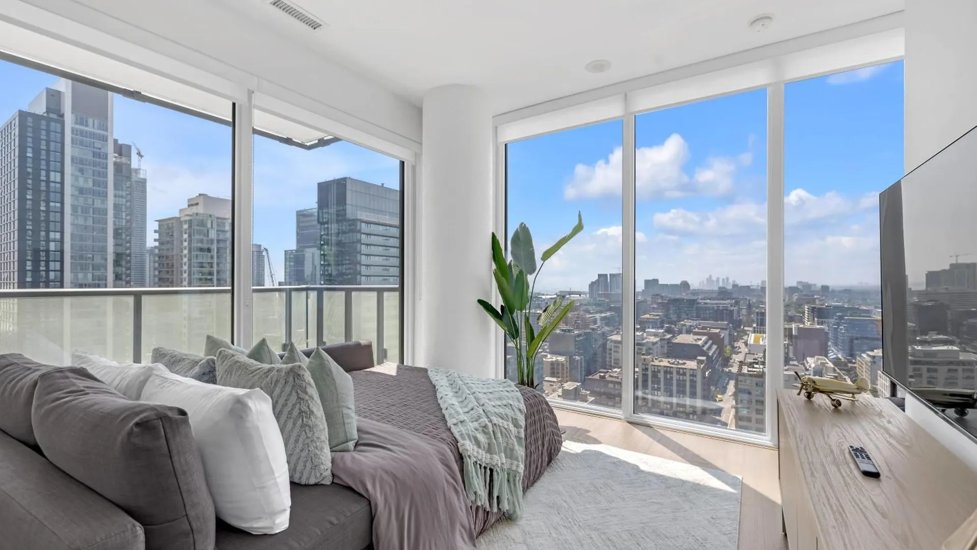 Sunlit Corner Suite Top Location Free Parking Торонто 0*,