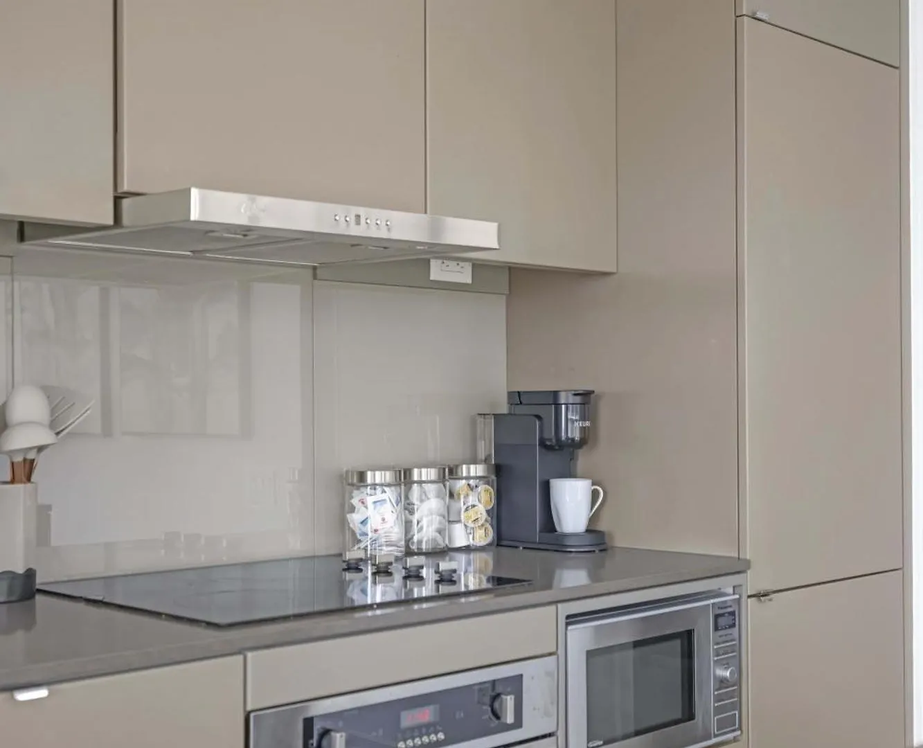 Sunlit Corner Suite Top Location Free Parking Торонто Канада